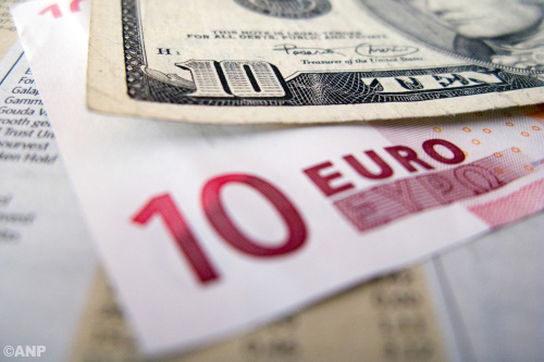 Britten slaan euro's en dollars in
