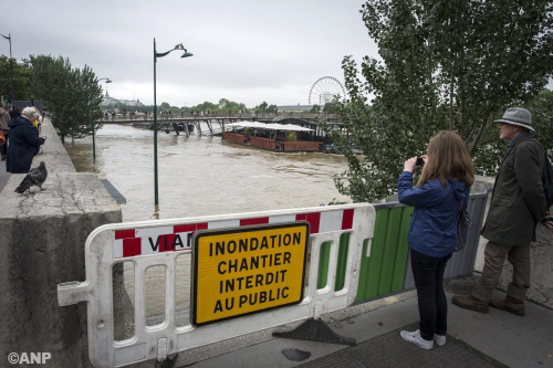Noodopvang geregeld voor Franse president als rivier de Seine overstroomt 