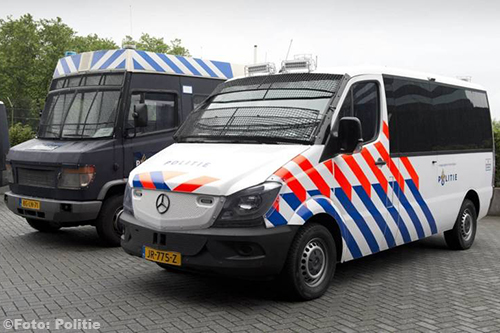 Politie koopt driehonderd nieuwe witte Mercedes-Benz ME-busjes 