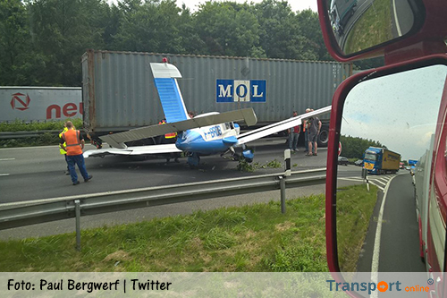 Vliegtuigje botst met vrachtwagen op Duitse snelweg [+foto]