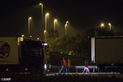 Opstootje tussen politie en migranten Calais