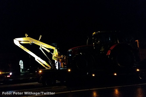 Vrachtwagenchauffeur rijdt 'per ongeluk' elf lantaarnpalen omver [+foto]