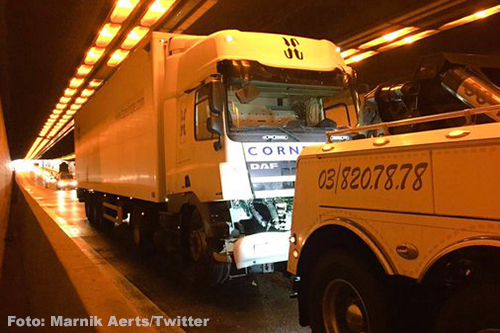 Aanrijding met vier vrachtwagens in Belgische Kennedytunnel [+foto]