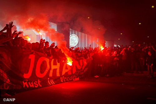 Ajax geeft condoleanceregister aan Jordi Cruijff
