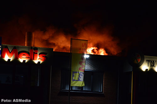 Grote brand bij Melis Transport in Duiven [+foto's&video]