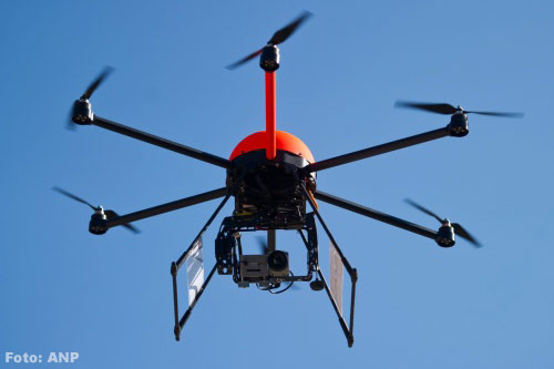 Weer drone vlak langs passagierstoestel