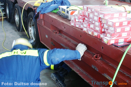 Duitse douane neemt 500.000 namaak sigaretten en vrachtwagentrailer in beslag [+foto]