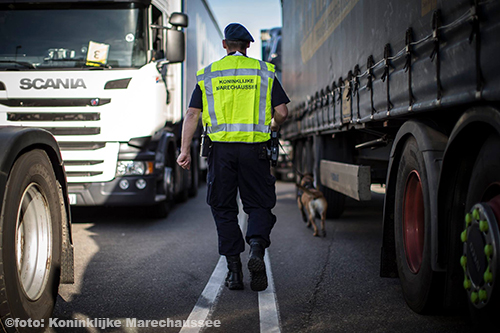 Marechaussee treft 17 Afghanen aan in vrachtwagen Hoek van Holland