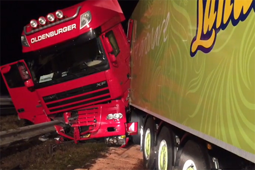 Nederlandse vrachtwagen geschaard bij Meppen [+video]