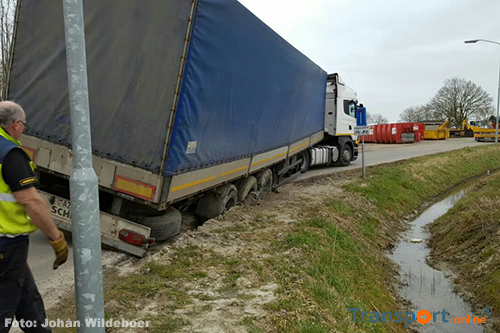 Russische vrachtwagen vast in berm in Middelstum [+foto]