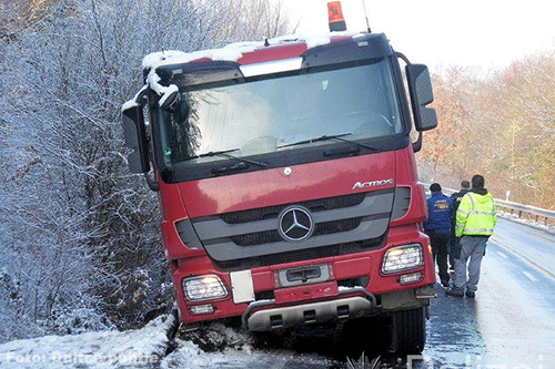 Vrachtwagen door sneeuw van de weg op Duitse L367[+foto]