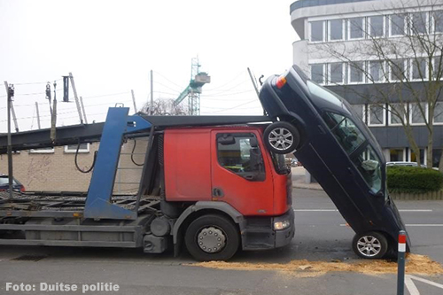 Vrachtwagenchauffeur rijdt per abuis met auto van autotransporter [+foto's]
