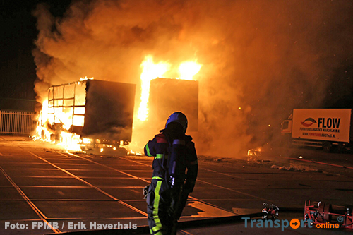 Trekker en twee trailers uitgebrand bij van der Linden Groep in Waalwijk [+foto]