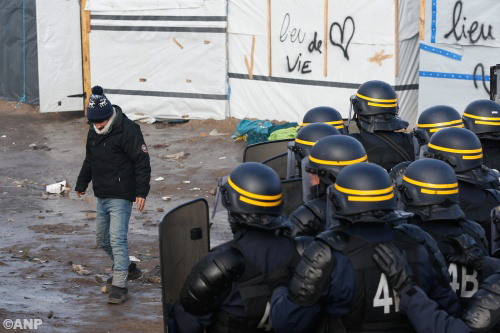 Fransen hervatten ontruiming kamp in Calais