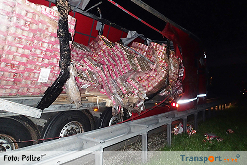 Vrachtwagen verliest na klapband blikken hondenvoer op Duitse A61 [+foto's]