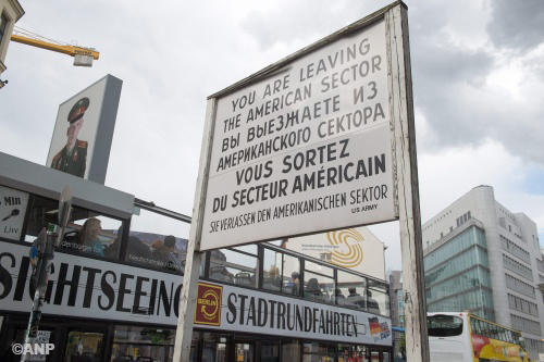 Onweer boven Checkpoint Charlie 