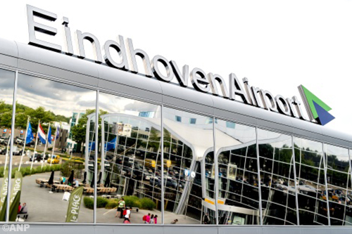 Eindhoven Airport uit de lucht voor onderhoud