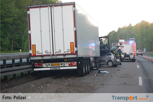 Nederlandse vrachtwagen botst op auto na klapband op Duitse A61 [+foto's]