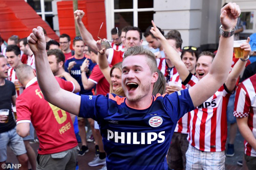 PSV verovert landstitel dankzij misstap Ajax 