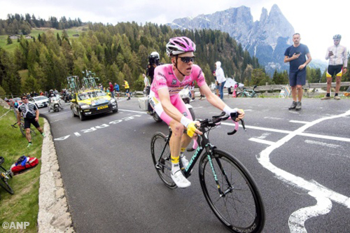Steven Kruijswijk deelt weer een klap uit in Giro 