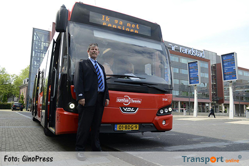 Verrassingsactie in Enschede voor buschauffeur die met pensioen gaat [+foto]