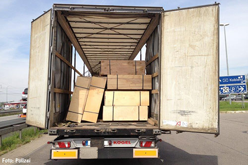 Litouwse vrachtwagen met schuivende triplex platen van de weg gehaald [+foto]