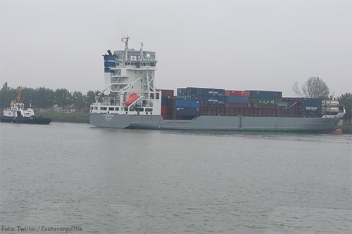 Containerschip 'X-press Etna' losgetrokken bij Pernis [+foto's]