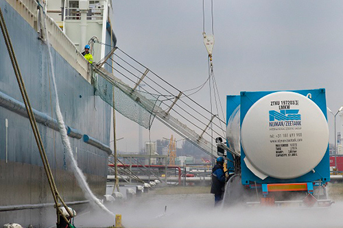 Eerste zeeschip 'Fure West' gebunkerd met LNG in Amsterdamse haven