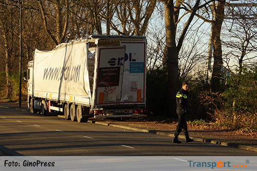Zwaar beschadigde vrachtwagen onder politiebegeleiding door Maassluis [+foto]