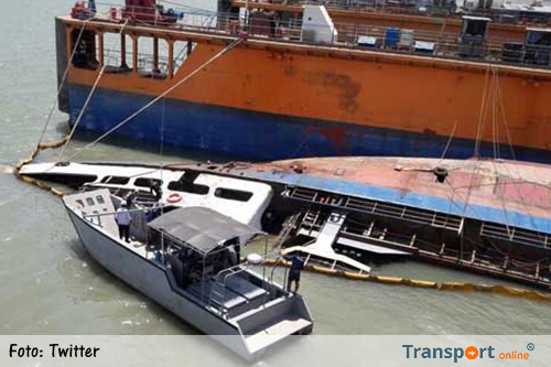 Eén persoon vermist na kapseizen vrachtschip 'KM Tradisi 8' [+foto's]