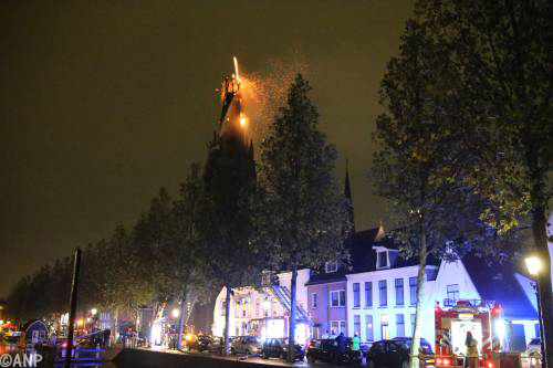 Kerktoren Sint-Laurentiuskerk Weesp staat in brand [foto+video]