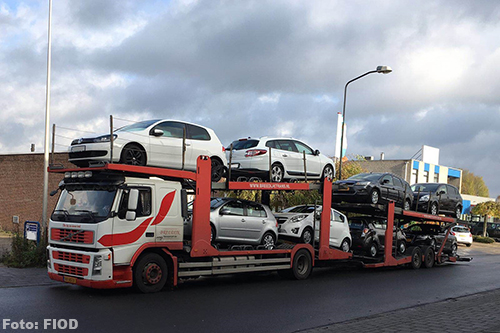 FIOD legt beslag op ruim 70 auto’s in Apeldoorn