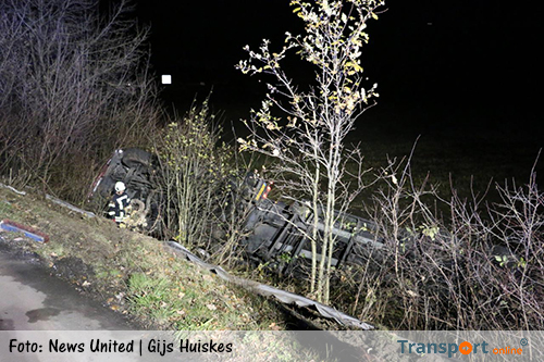 Nederlandse vrachtwagen van talud na ernstig ongeval in Duitsland [+foto]