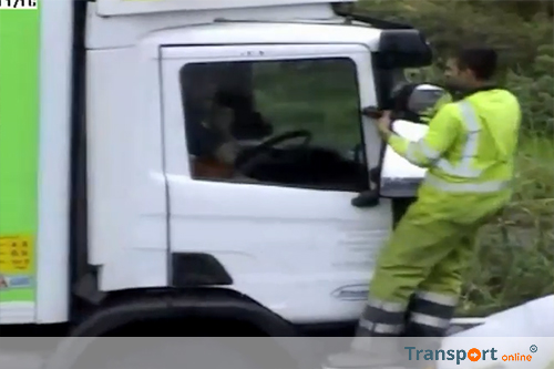 Britse politie onderzoekt verkeersruzie tussen vrachtwagenchauffeurs [+video]