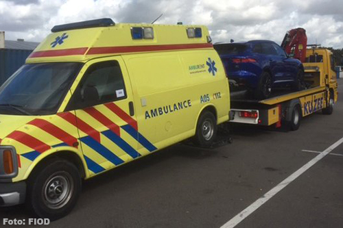 Douane en FIOD vinden 2 miljoen euro in dak ambulance