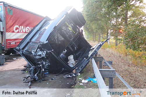 Cabine totaal van vrachtwagen gebroken na ongeval Duitse A1 [+foto's]