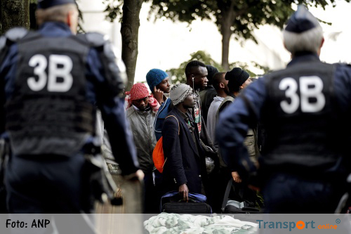 Politie op de vuist met migranten in Calais
