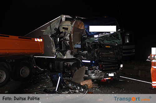 Italiaanse vrachtwagenchauffeur rijdt op wegafzetting Duitse A61 [+foto]