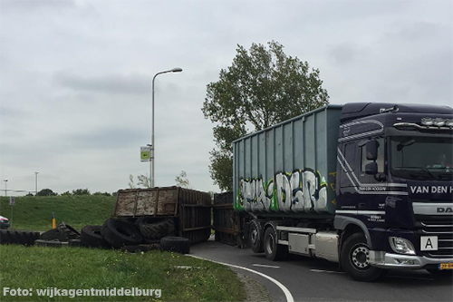Vrachtwagen aanhanger gekanteld in Middelburg