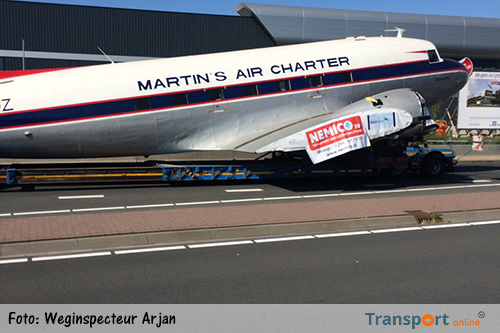 DC-3 per vrachtwagen en duwboot naar Lelystad [+foto's]