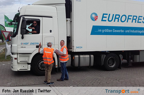 FNV haalt handtekeningen op tegen camera's in vrachtwagencabines bij HSF Logistics in Winterswijk [+foto's]