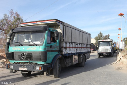 Vrachtwagens met hulpgoederen bereiken Syrische steden