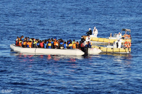 Nederlands schip 'Golfo Azzurro' redt 350 bootvluchtelingen 
