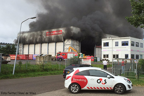 Grote brand bij recyclingbedrijf Van der Heiden Zeewolde [+foto's]