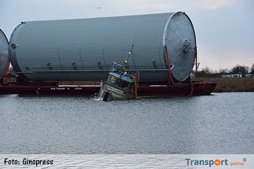 Sleepboot gezonken tijdens transport in Leimuiderbrug [+foto]
