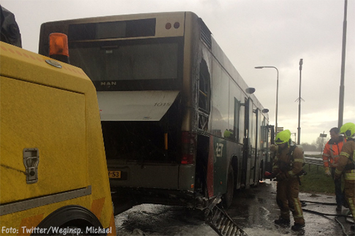 Lijnbus in brand op A29 bij Barendrecht [+foto]