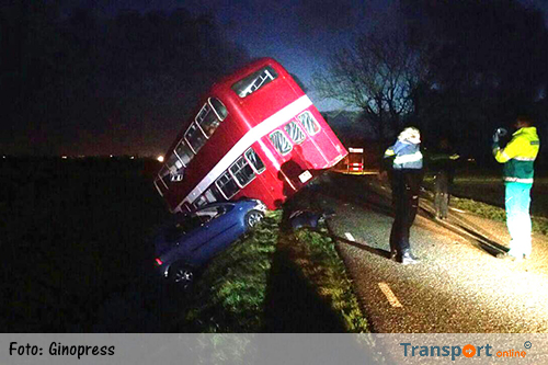 Dubbeldeksbus belandt in de sloot in Wyns [+foto]