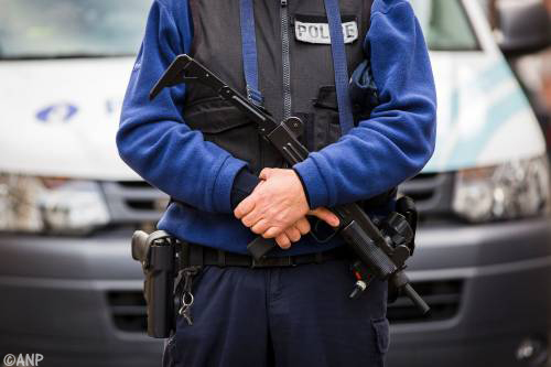 Belgische politie schiet gewapende man dood