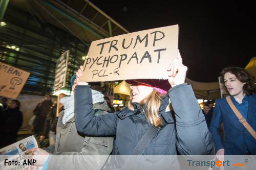 Betoging op Schiphol tegen inreisverbod Trump