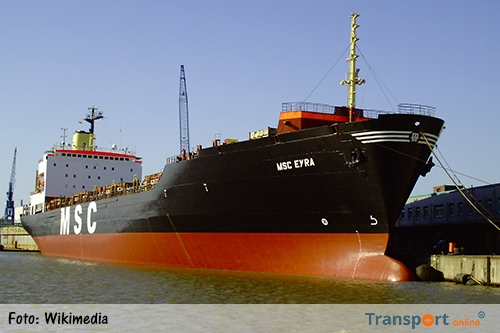 Opvarende vrachtschip 'MSC Eyra' zwaargewond door ongeluk